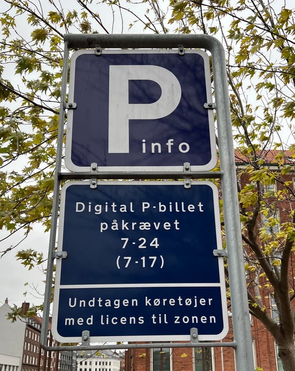 parkeringsskilt på smallegade